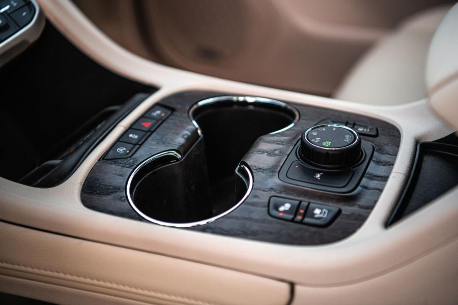 Детали интерьера GMC Acadia Denali 2019 года  (фото 11 из 13)